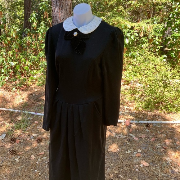 Leslie Fay Black ribbed knit Dress with White collar with pearl like beads 16 - Picture 2 of 13